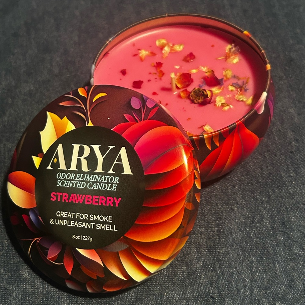 ARYA Strawberry Scented Candle With Flower Pedals